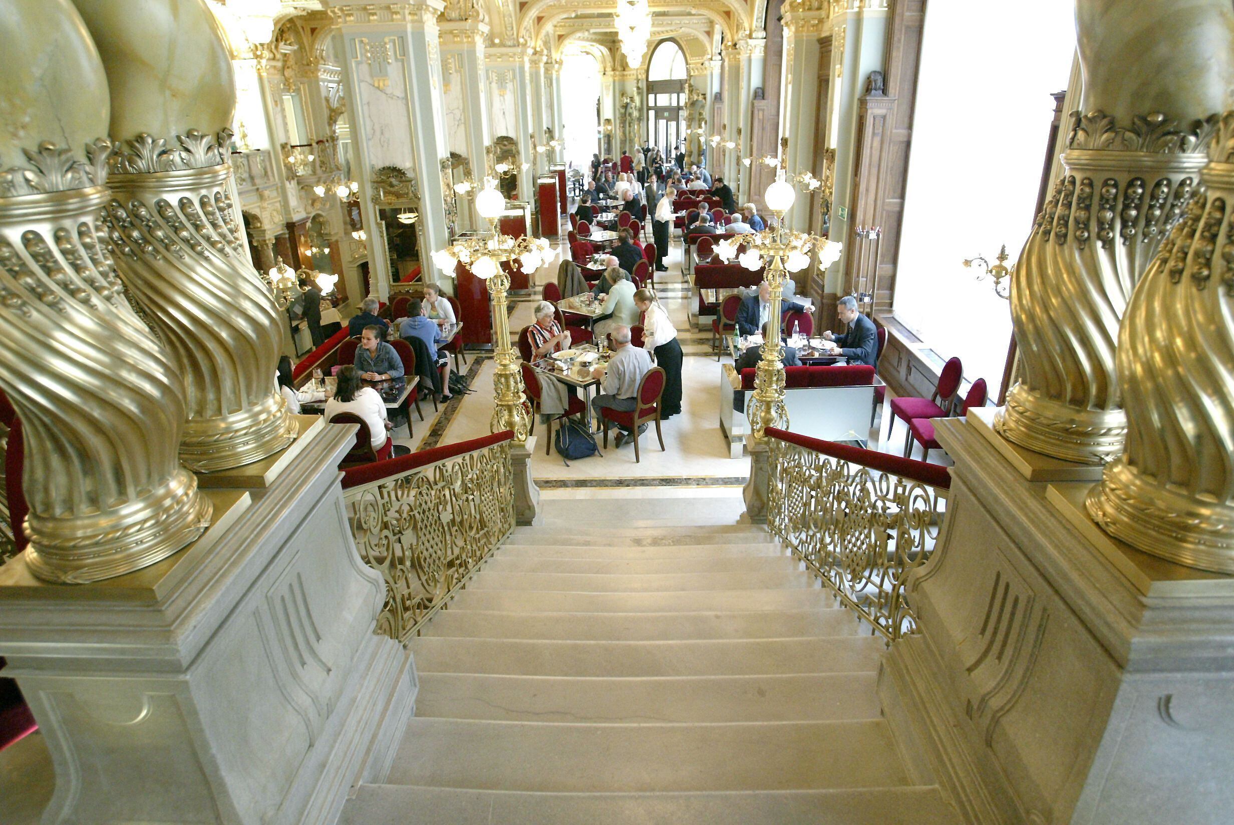 Vestíbulo principal del New York Café de Budapest, construido en 1894 por el arquitecto húngaro Alajos Hauszmann.