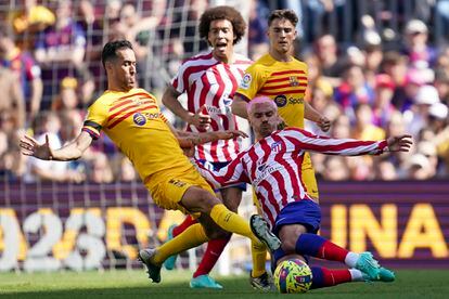 Sergio Busquets y Antoine Griezmann, durante el partido. 