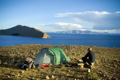 Un turista acampa en la isla del Sol, en el lago Titicaca (Bolivia).