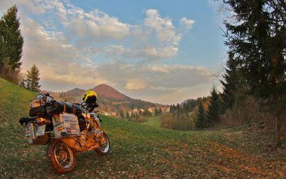 La moto Victoria en un valle esloveno.