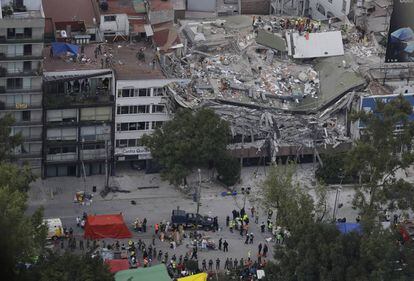 El edificio derrumbado de la calle Álvaro Obregón en el que quedó atrapado un español.
