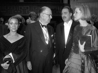 Ceremonia de entrega del Premio Nobel de Literatura a Camilo José Cela, en Estocolmo. En la imagen, el escritor , conversa con su hijo, Camilo José Cela Conde y su nuera, Giselle, en presencia de su segunda esposa, Marina Castaño, a la izquierda.