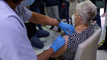 Una sanitaria vacuna a una mujer en la residencia de mayores Vista Alegre, el pasado 22 de septiembre.