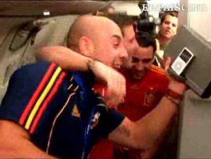Reina, Ramos y Villa animan a los compañeros y pasajeros del aparato que ha llevado la copa a Madrid. <strong><a href="http://www.elpais.com/deportes/futbol/mundial/">España Campeona del Mundial de Fútbol 2010</a></strong>