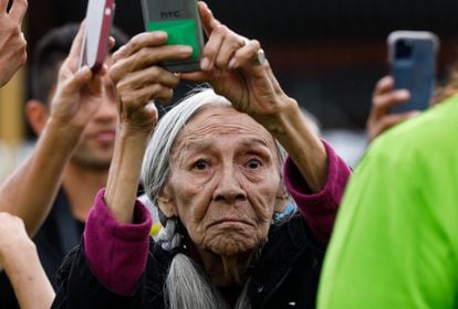 Una mujer hace una foto al llegar el Papa.