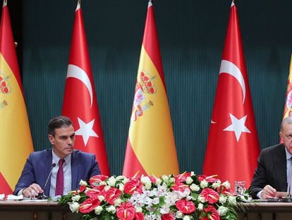 Pedro Sánchez y el presidente turco, Recep Tayyip Erdoğan, el 17 de noviembre en Ankara (Turquía).
