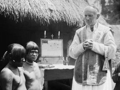 Retrato de indígenas achuar con el obispo Comín.