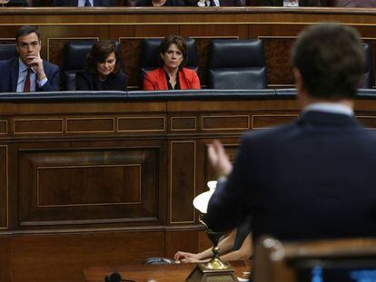 Intervención de Pablo Casado en el Congreso ante Pedro Sánchez, la vicepresidenta del Gobierno, Carmen Calvo, y la ministra de Justicia, Dolores Delgado.