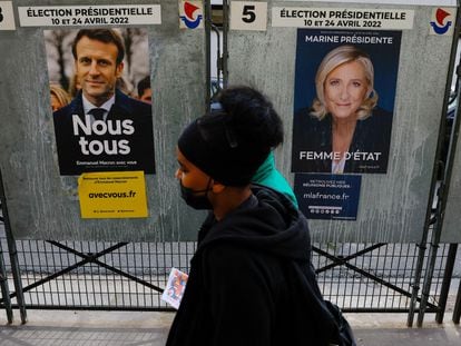 Carteles electorales de Emmanuel Macron y Marine Le Pen, el 4 de abril en París.