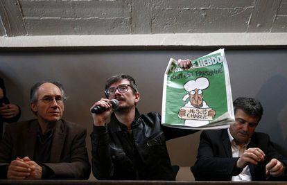 Gérard Biard, Luz y Patrick Pelloux, con la portada del número que salió tras el atentado.