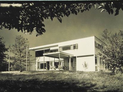 Ise Gropius, en la casa de Lincoln, Massachusetts, proyectada por Walter Gropius. 1938.