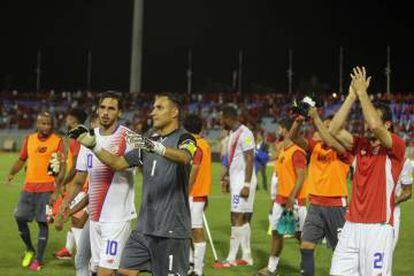 Alegría de los futbolistas de Costa Rica tras su triunfo en Puerto España.