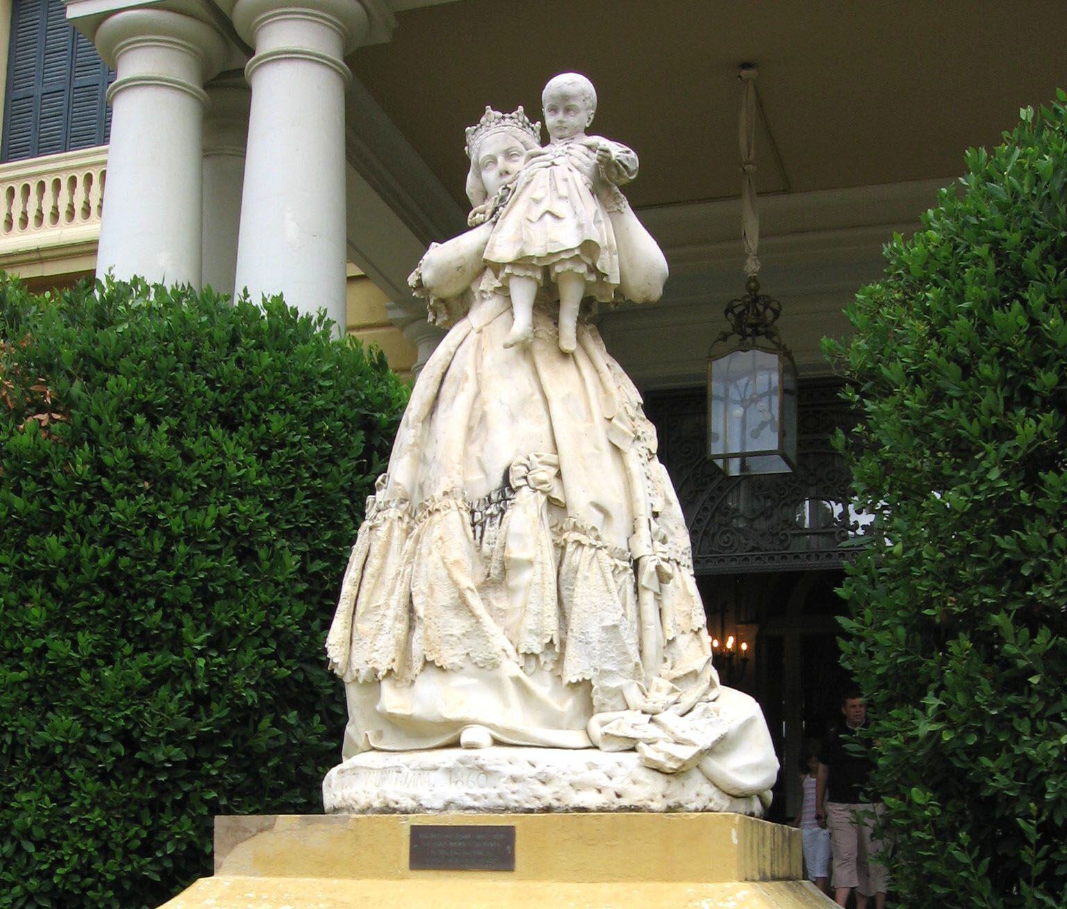 La escultura de Agapit Vallmitjana de la reina Isabel II y su hijo que la Generalitat retiró en 2014.