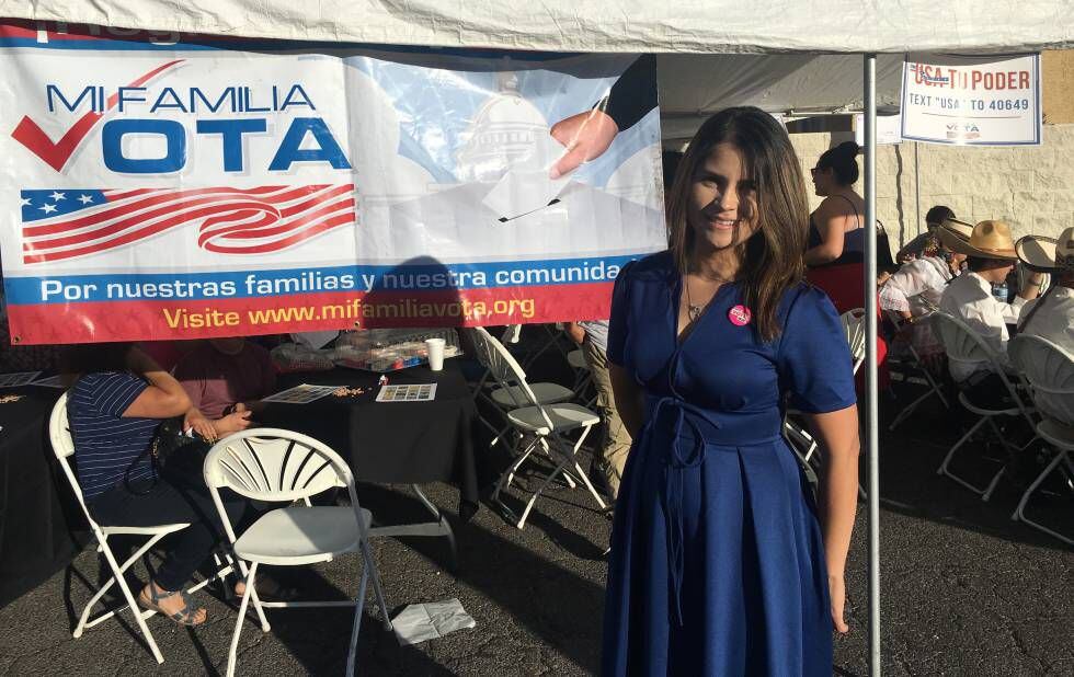 Cecia Alvarado, directora de Mi Familia Vota en Nevada, en una fiesta para registrar votantes junto a un supermercado en Las Vegas.