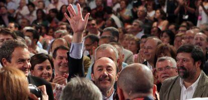 Alfredo P&eacute;rez Rubalcaba junto a Jos&eacute; Luis Rodr&iacute;guez Zapatero, en el acto en que se proclam&oacute; candidato, el verano pasado. 