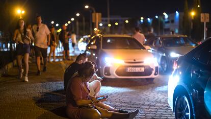 Personas esperando la cola de los VTC a la salida del festival Mad Cool, el 7 de julio de 2023.
