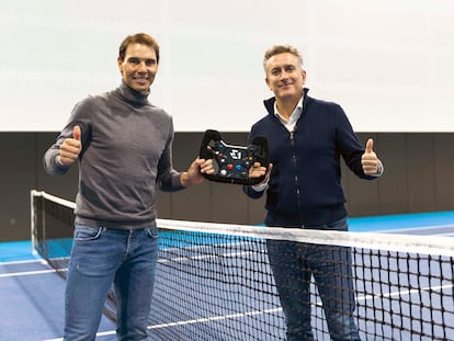 Rafa Nadal y Alejandro Agag posan con un volante de una embarcación en la Rafa Nadal Academy de Manacor. / E1 - TOMÁS MOYÀ