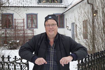 El escritor Jonas Jonasson, fotografiado en la isla sueca de Gotland, donde tiene una casa de campo.