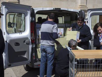 Empleados de la Junta trasladan archivos a la comisi&oacute;n de investigaci&oacute;n del Parlamento sobre los cursos de formaci&oacute;n.