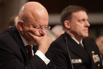 El Director de Inteligencia Nacional, James Clapper (I) y el de la NSA, Mike Rogers