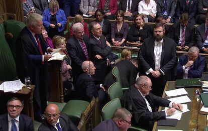 El portavoz del Parlamento, John Bercow, anuncia el resultado de la votación sobre el retraso del acuerdo en la Cámara de los Comunes.