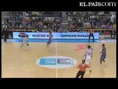 Bullok, escolta del Cajasol, con 25 puntos, comanda a su equipo frente al Alicante. <strong><a href="http://www.elpais.com/buscar/acb/videos">Vídeos de la ACB</a></strong> 