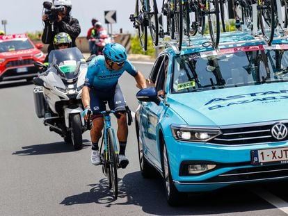 El ciclista Miguel Ángel López dialoga con el coche del equipo Astaná este martes en Sicilia (Italia).
