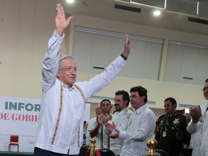 Andrés Manuel López Obrador saluda a los asistentes a su quinto informe de Gobierno, en Campeche, este viernes.