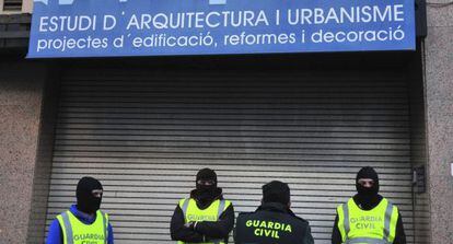 Miembros de la Guardia civil, a las puertas de uno de los estudios de arquitectos que registraron el viernes en Lloret de Mar (Girona).