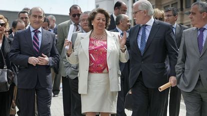 La entonces alcaldesa de Valencia Rita Barberá con algunos de sus concejales de gobierno en 2016.