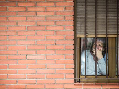 Una mujer en su ventana durante el confinamiento de abril de 2020, en Málaga.