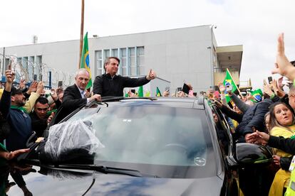 El expresidente brasileño Jair Bolsonaro saluda a sus seguidores en Porto Alegre, el día en el que la justicia brasileña inicia el juicio contra él.