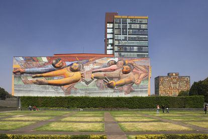 <b>Mural de David Alfaro Siqueiros (titulado </b><i>El pueblo a la Universidad y la Universidad al pueblo)</i> en la Ciudad Universitaria de México DF, conjunto arquitectónico de los primeros años cincuenta.