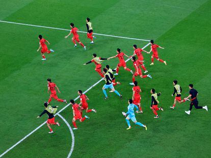 Los jugadores de Corea del Sur celebran el pase a octavos de final este viernes en el estadio Education City, en Doha.