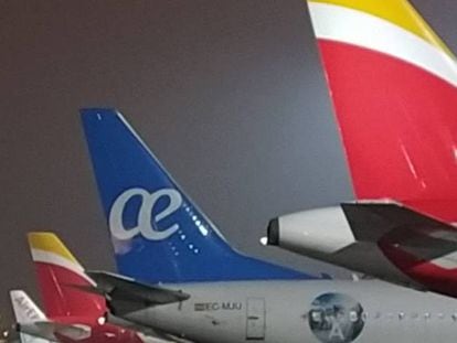 Aviones de Iberia y Air Europa estacionados en el aeropuerto de Madrid-Barajas.