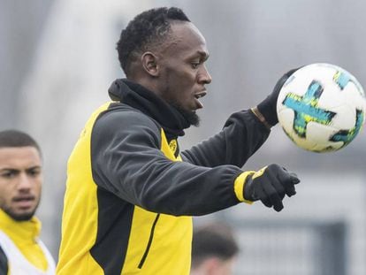 Usain Bolt, en el entrenamiento con el Dortmund. FOTO: AP