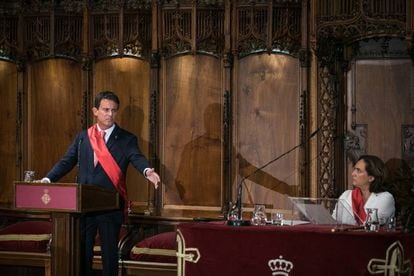 Manuel Valls i Ada Colau en l'acte d'investidura.