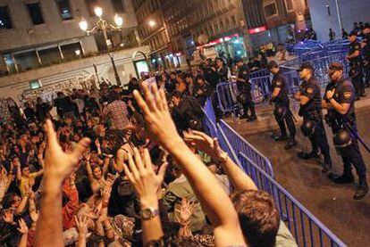 Por segundo día consecutivo, los indignados acudieron al Congreso de los diputados la noche del jueves. Esta vez lo hicieron para protestar por los incidentes de ayer por la mañana en Valencia y solidarizarse con los detenidos. Unos 300 indignados del 15-M acudieron a las Cortes tras la asamblea de las 21.00 en la Puerta del Sol y permanecieron allí hasta aproximadamente las 2.00 sin que se registraran incidentes.