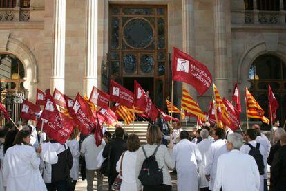 Miembros del sindicato m&eacute;dicos se concentran, ayer, ante la sede del TSJC