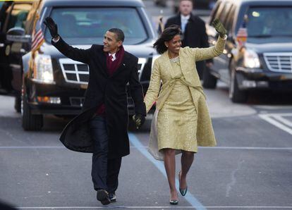 Michelle Obama lució un traje dorado con chaqueta de la diseñadora estadounidense Isabel Toledo, nacida en Cuba, el día en que su esposo se convirtió en presidente número 44º de la nación. Obama, por su parte, llevó un traje con camisa blanca y corbata roja.