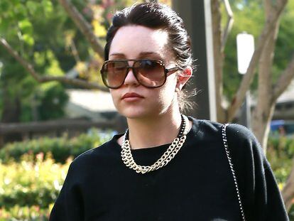 La actriz Amanda Bynes sale de un centro médico en Los Ángeles después de cuatro meses de tratamiento por trastorno bipolar y esquizofrenia, el 6 de diciembre de 2013.