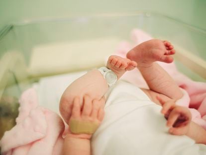 Un bebé en una maternidad de un hospital.