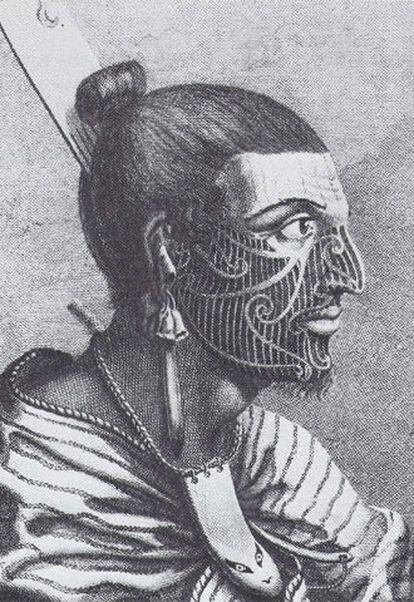 Reproducción de una cabeza maoría tatuada.