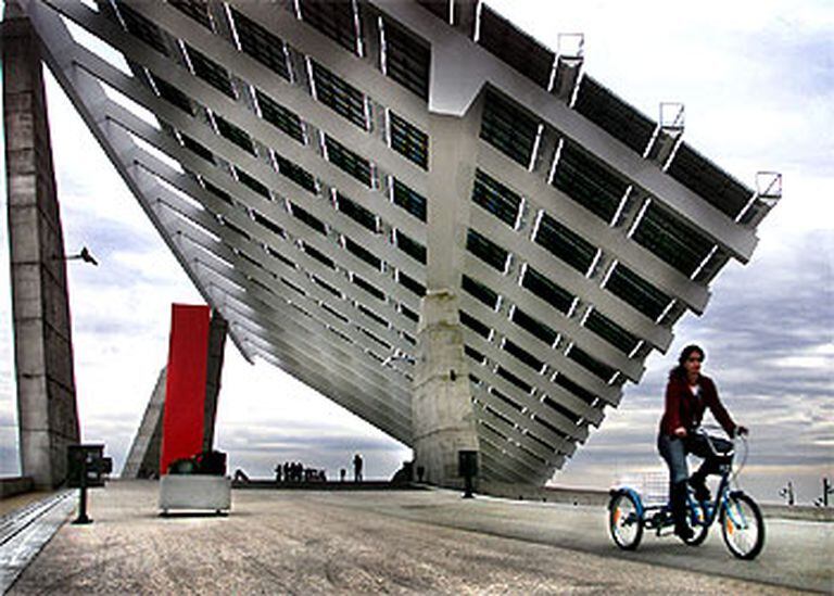 Una ciclista pasea debajo de la pérgola del Fórum | Cataluña | EL PAÍS