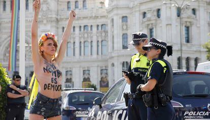 Una activista de FEMEN protesta frente al Palacio de Cibeles contra la Ley de Seguridad Ciudadana.