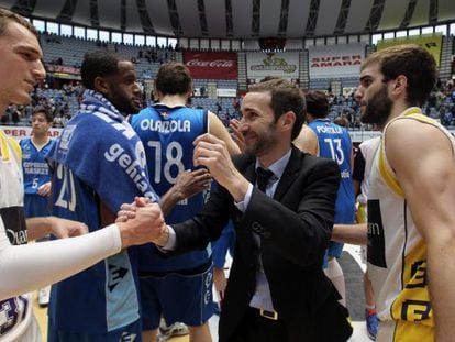 El entrenador del Gipuzkoa Basket, Sito Alonso, saluda a los jugadores del C.B. Valladolid.