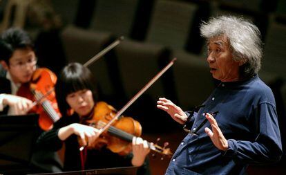 El director de orquesta Siji Ozawa conduce la orquesta Seiji Ozawa Ongaku-juku durante un ensayo en el Teatro Nacional de Beijing.