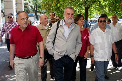 En el centro, Antonio Rodrigo Torrijos, ex teniente de alcalde de Sevilla, acude a los Juzgados de Sevilla, en 2011.