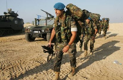 Desembarco de cascos azules espa&ntilde;oles en la playa de Tiro (L&iacute;bano), en 2006.