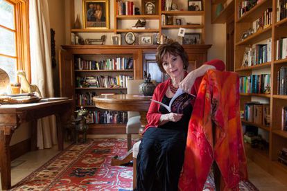 Isabel Allende, rodeada de libros e imágenes familiares.